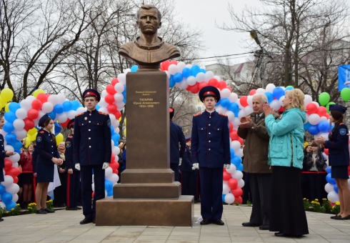 Памятник Юрию Гагарину открыли в Заводском районе Саратова